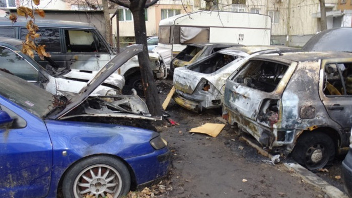 Палежи в Благоевград: 7 автомобила и каравана са избухнали в пламъци